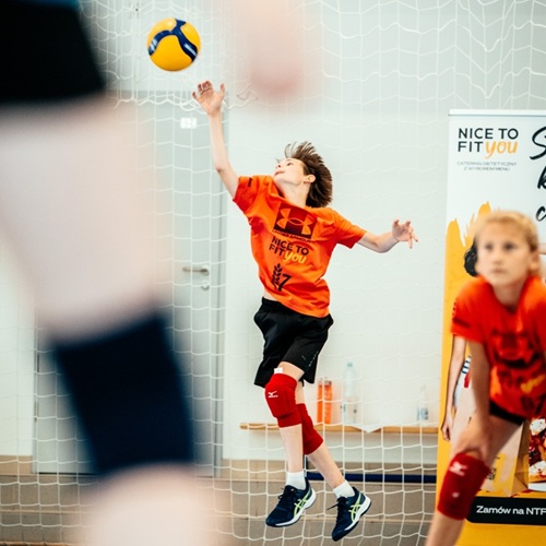 Półkolonie sportowe Warszawa – sportowe wyzwania i trening siatkarski
